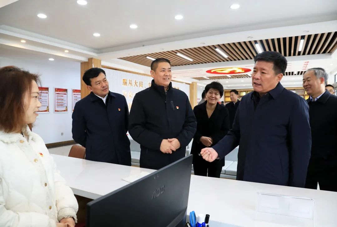 11月29日上午,市委书记史根治(右二)在襄城县库庄镇黄桥社区调研"五星