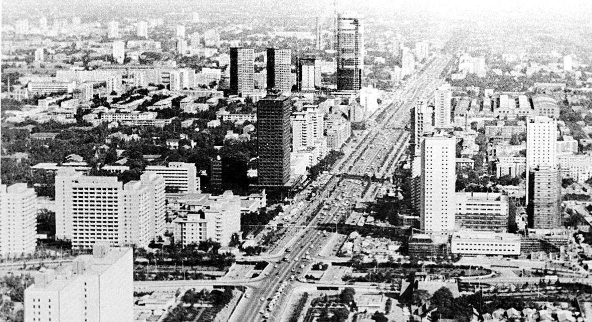 　　1989年，从建国门向东望，零星的高楼开始取代厂房。 王振民摄
