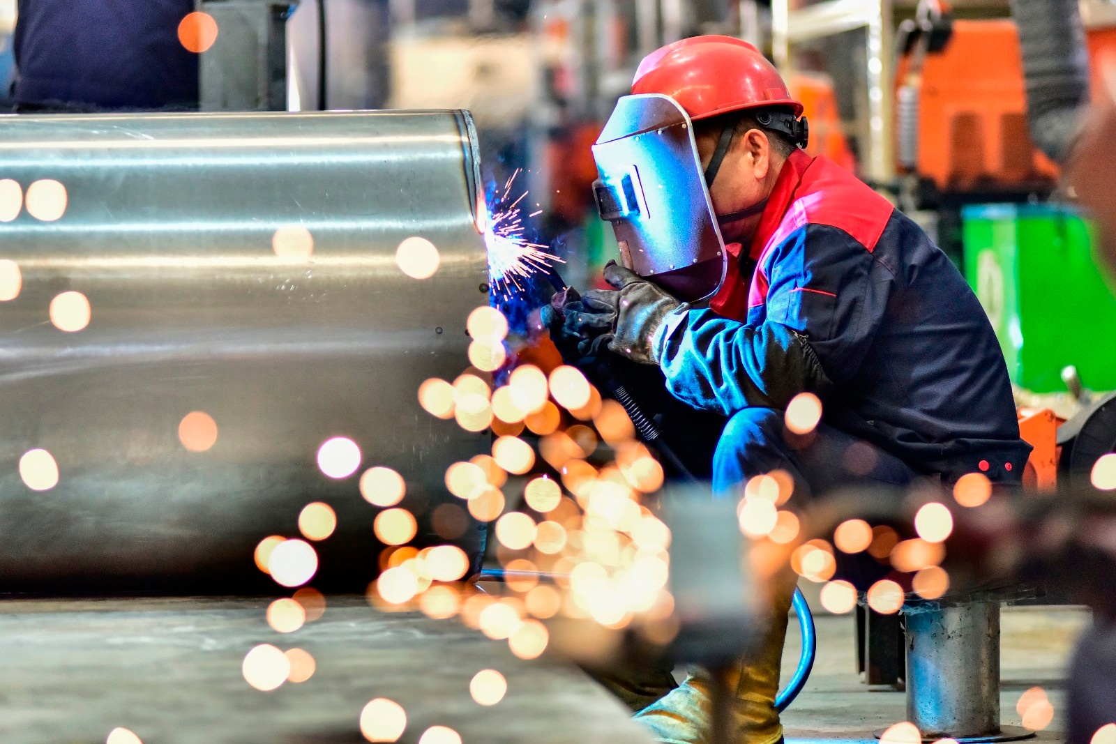 山东省青州市何官镇一家机械装备制造企业车间内,工人在生产线上焊接