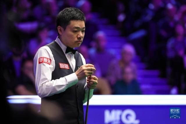 11月29日,丁俊晖在比赛中.新华社发(翟政摄)