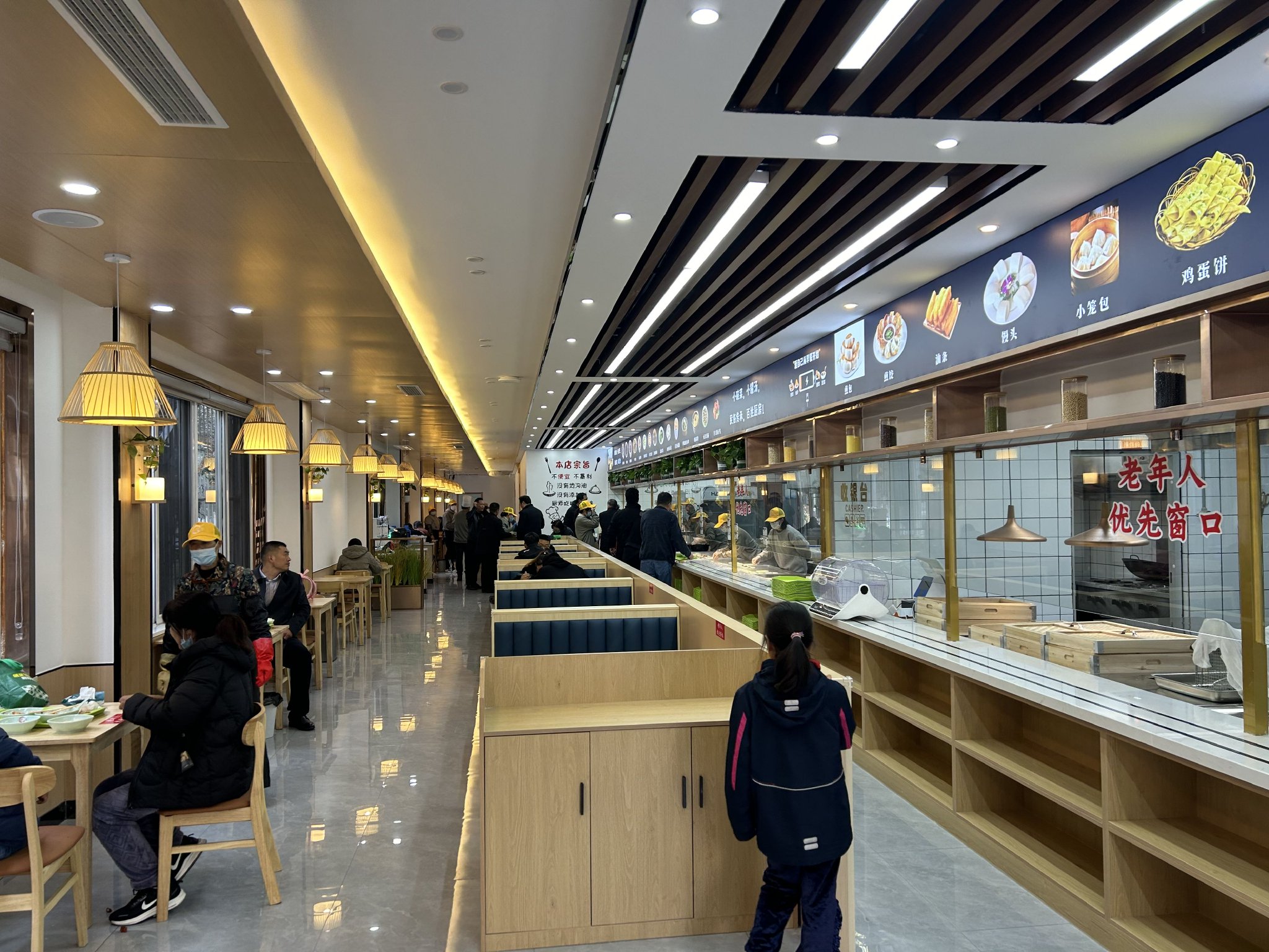 位于安徽合肥市瑶海区和平路街道绿苑社区的社区老年大食堂.