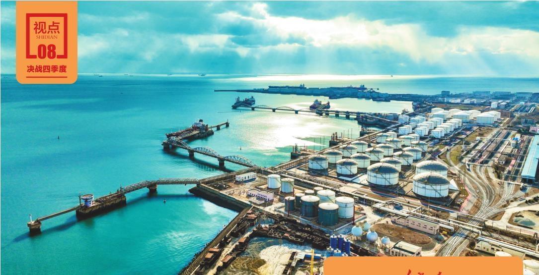 ①大连港油品码头是东北亚地区重要的油品及液体化工品储转分拨基地。 本报特约记者 朴 峰 摄