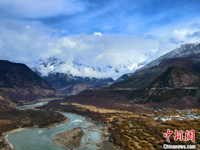 图为索松村远眺南迦巴瓦峰.德吉摄