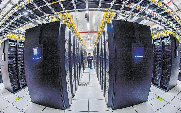 九月二十七日,运维人员在中国移动(陕西西咸新区)数据中心进行运维