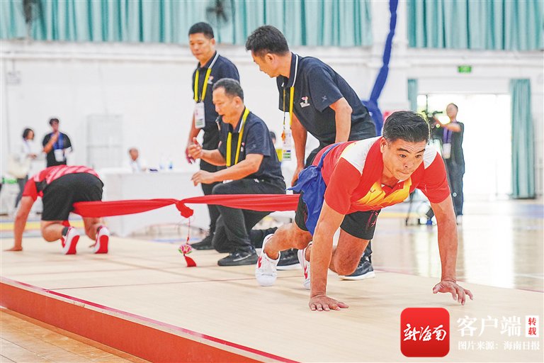 11月29日,海南热带海洋学院体育馆举行押加运动项目决赛,参赛队员展开
