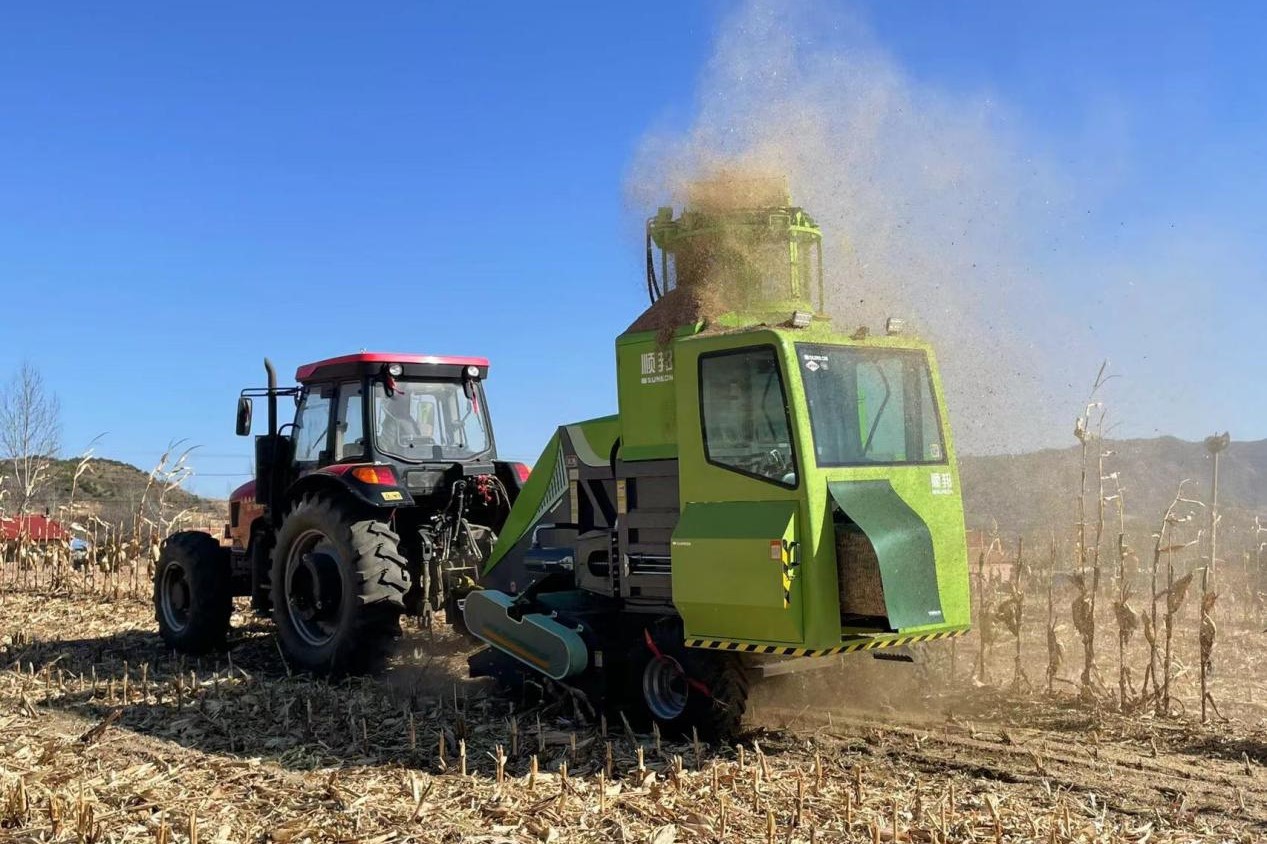 图为秸秆打包机正在进行秸秆打包作业