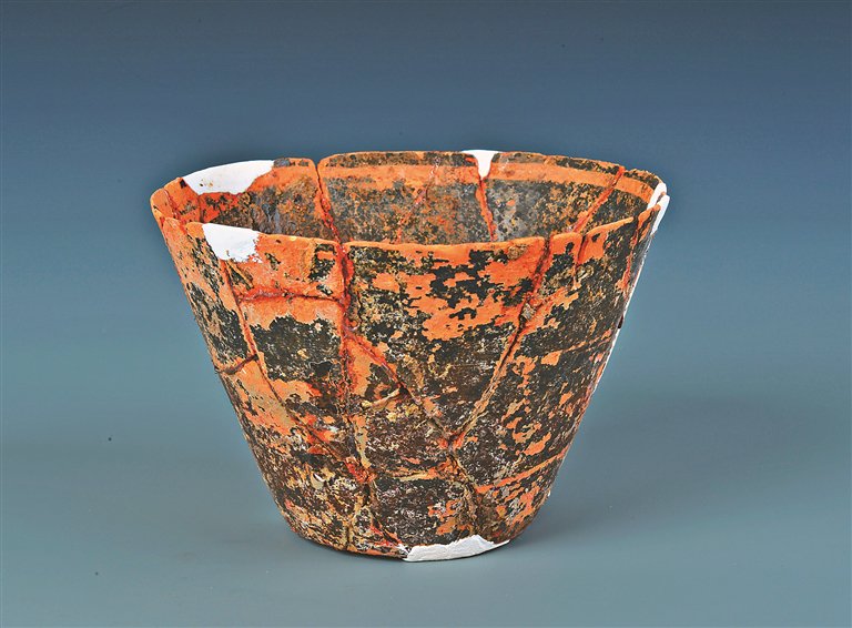 湖北沙洋城河遗址出土的蛋壳彩陶杯.新华社发