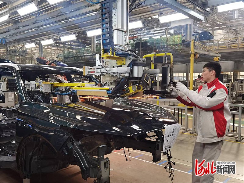11月22日,长城汽车徐水分公司总装车间,工人正在装配魏牌蓝山智能新