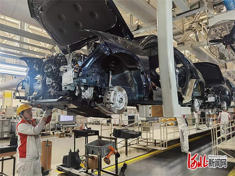 11月22日,长城汽车徐水分公司总装车间,工人正在装配魏牌新摩卡智能新