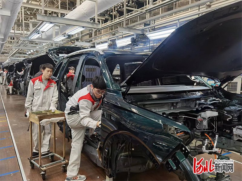 11月22日,长城汽车徐水分公司总装车间,工人正在装配魏牌蓝山智能新