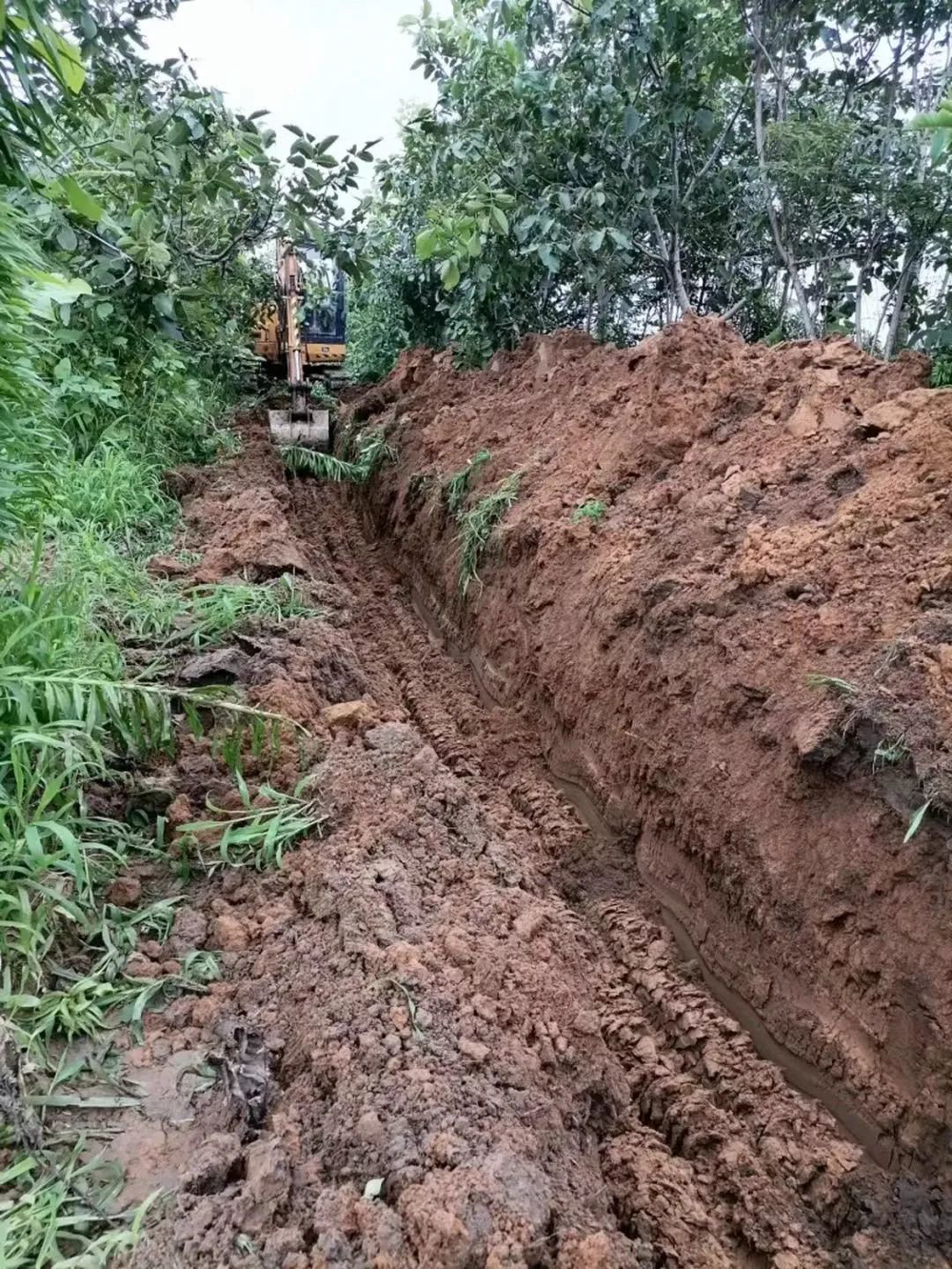 农户需要自费挖更深的蓄水沟,才能减缓近年愈加频繁和猛烈的暴雨的