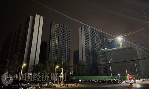 11月13日，北京地铁7号线黄厂站附近，一座已经封顶的在建楼盘。《中国经济周刊》记者  张宇轩 | 摄