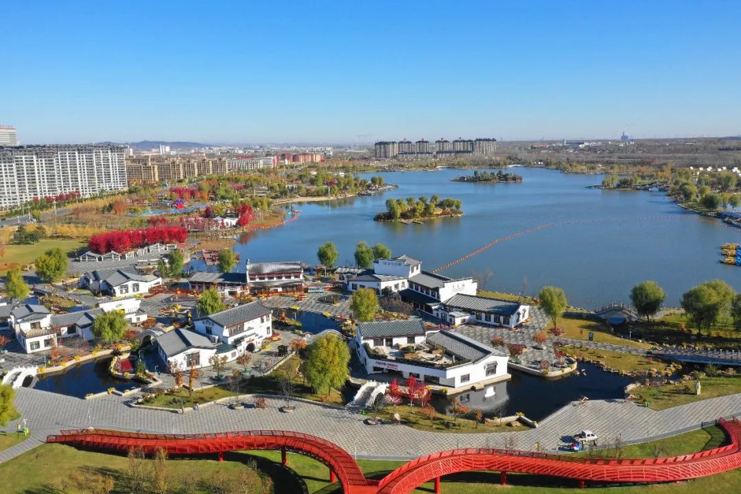 10月21日,吉林省梅河口市海龙湖公园景区,层林尽染,色彩斑斓,与亭台轩