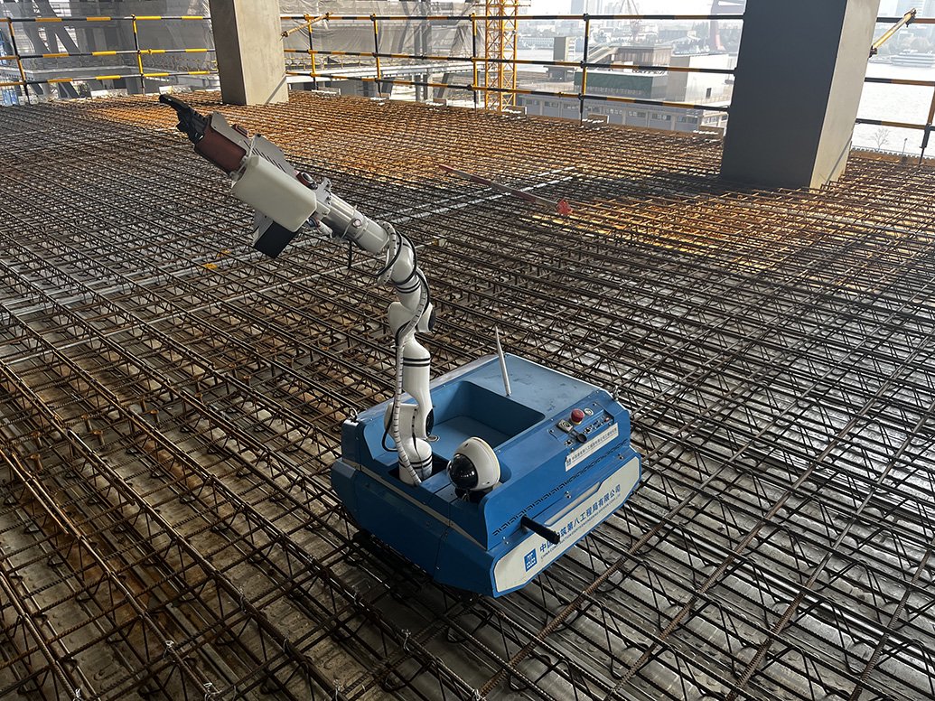 自行式智能钢筋绑扎机器人在工作中&nbsp;澎湃新闻记者&nbsp;蒋乐来&
