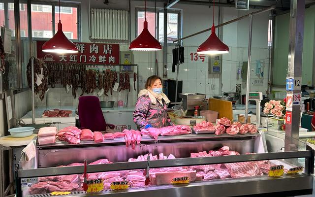 羊坊店站东农贸市场的肉铺使用日光灯照明.新京报记者 彭镜陶 摄