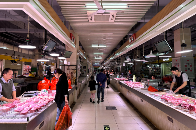 更换灯具后的合肥芙蓉菜市场.新华社记者 栾若卉 摄