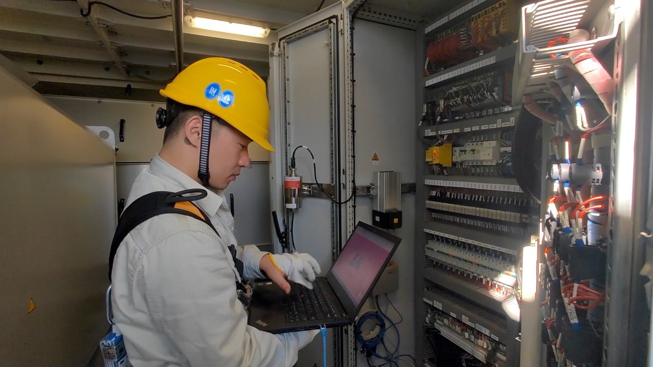 国电投南通新能源有限公司生产运维部的纪成正在工作中.