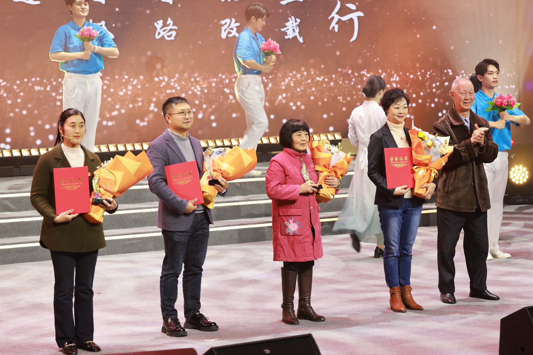 十佳"天府好家规"获奖家庭上台领奖.林汪 摄