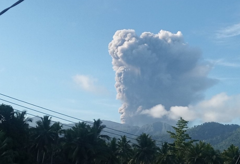 印尼杜科诺火山再喷发 火山灰柱高达2000米|印尼_新浪财经_新浪网