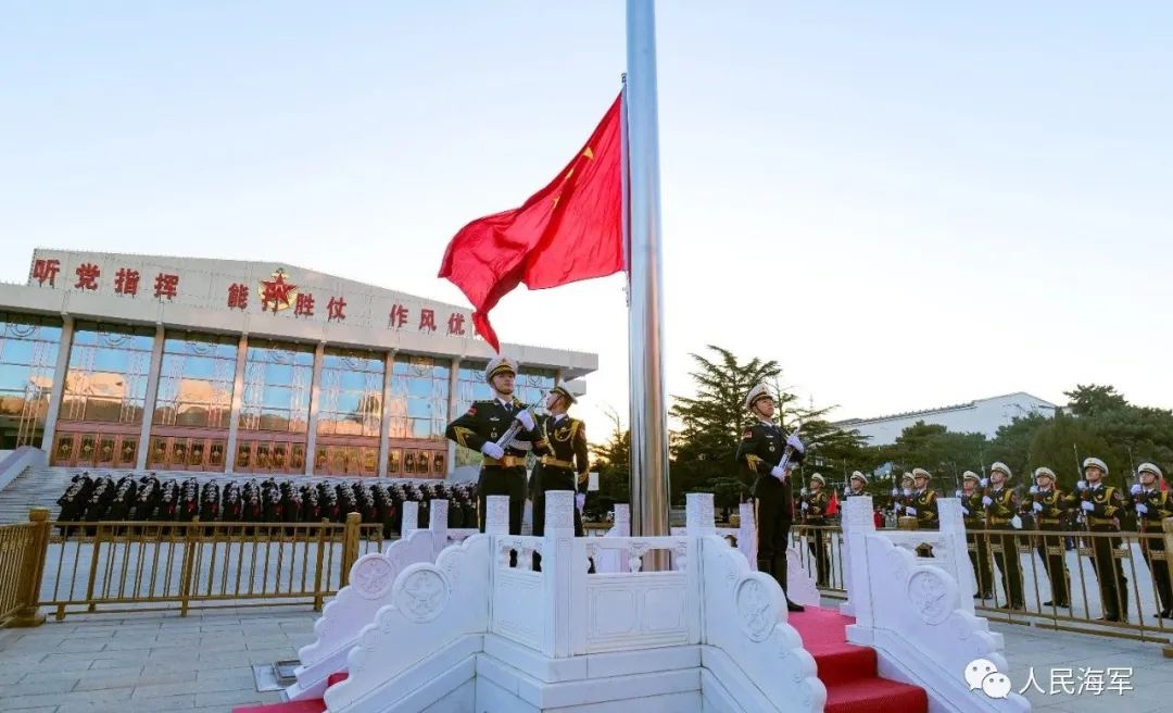 海军机关大院,退伍老兵们向军旗敬礼