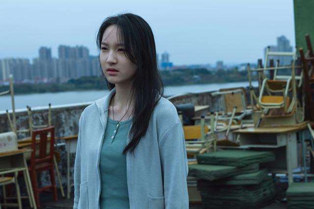 电影《热搜》中,陈妙(周冬雨 饰),何言(宋洋 饰),岳鹏(袁弘 饰)等人