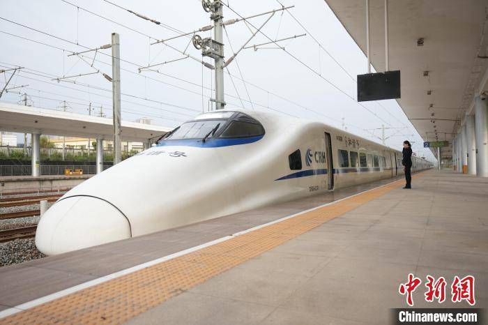 图为防城港至东兴铁路首趟试运行动车组列车.姜新颖 摄