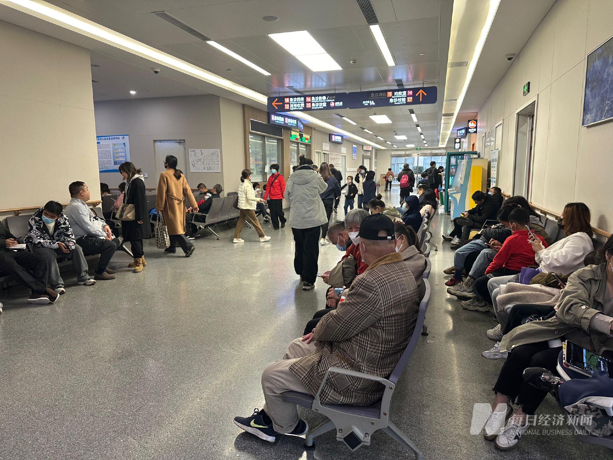 新华医院儿科门诊内,坐满了等待就诊的家长和孩子 每经记者 许立波 摄