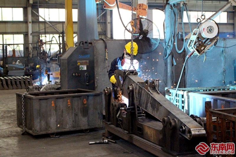 生产车间内工人进行机械焊接.东南网记者 薛逸群 摄