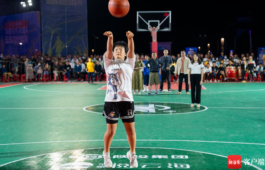 秦子媛在罚球线上投球.记者 李昊 摄