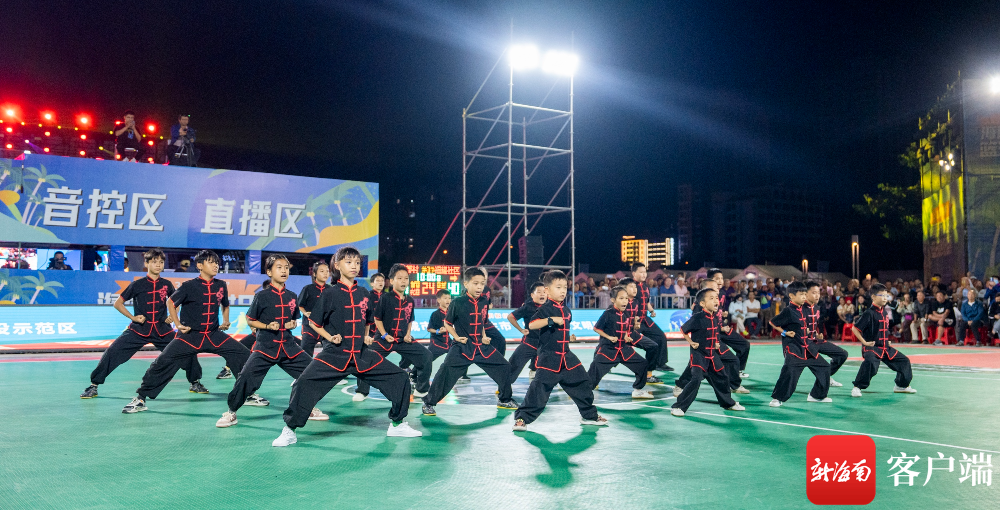 东方武术协会《功夫小子》表演亮相海南东方"村ba"赛场.记者 李昊 摄