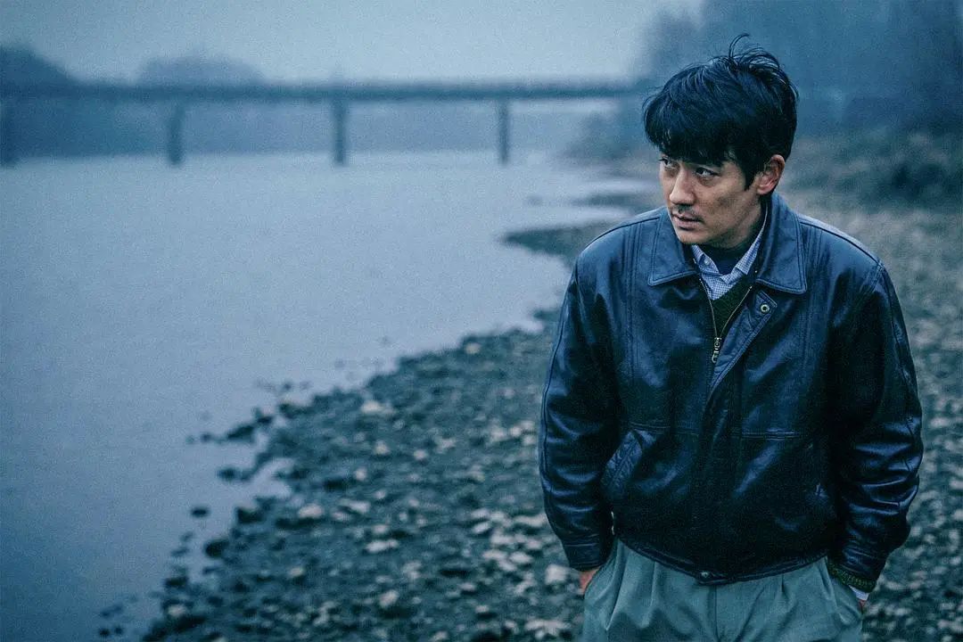 季节迈入寒冬,冷峻与迷郁的乱流扑面而来,荒诞与虚无如影随形