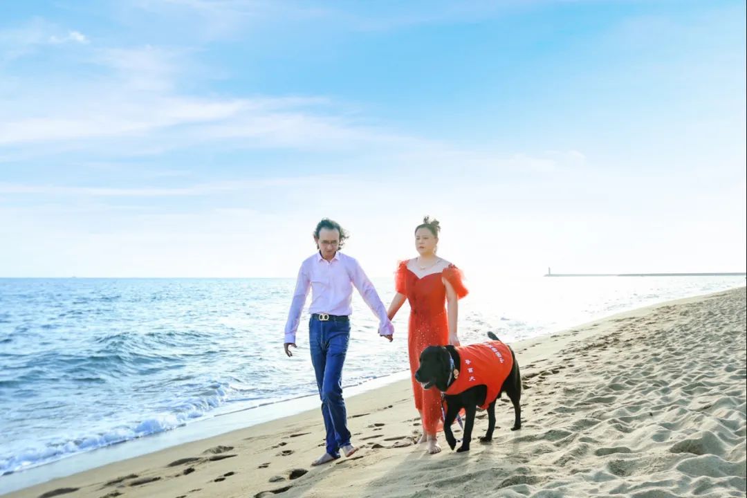 读书期间,陈燕与同样是盲人的大伟相识,并组建了家庭.