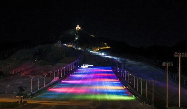 12月2日晚，南山滑雪场夜场开启灯光秀。受访者供图