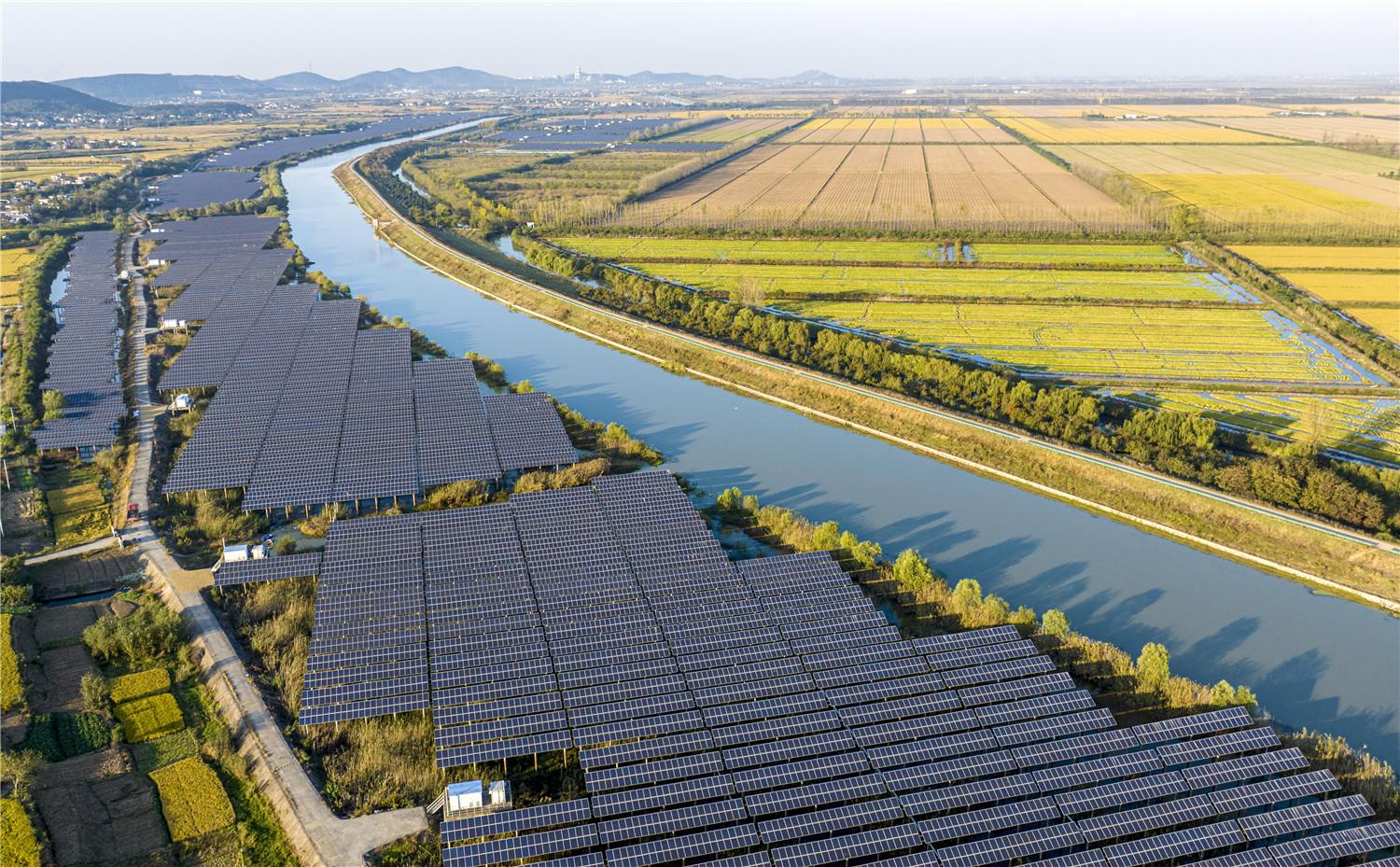 庐江县白湖镇胡榜村,昔日河滩"变身"光伏电站.