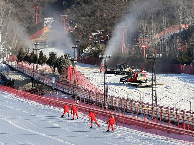 11月28日，北京军都山滑雪场，工作人员正在进行造雪作业。受访者供图