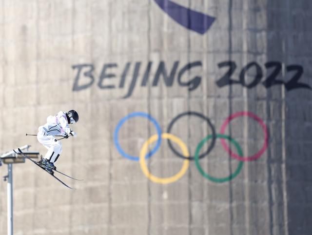 12月2日，首钢滑雪大跳台，2023-2024赛季国际雪联单板及自由式滑雪大跳台世界杯北京站决赛举行。新京报记者 王飞 摄