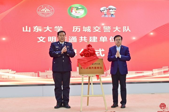 在第十二个全国交通安全日来临之际,济南市公安局交警支队历城区大队