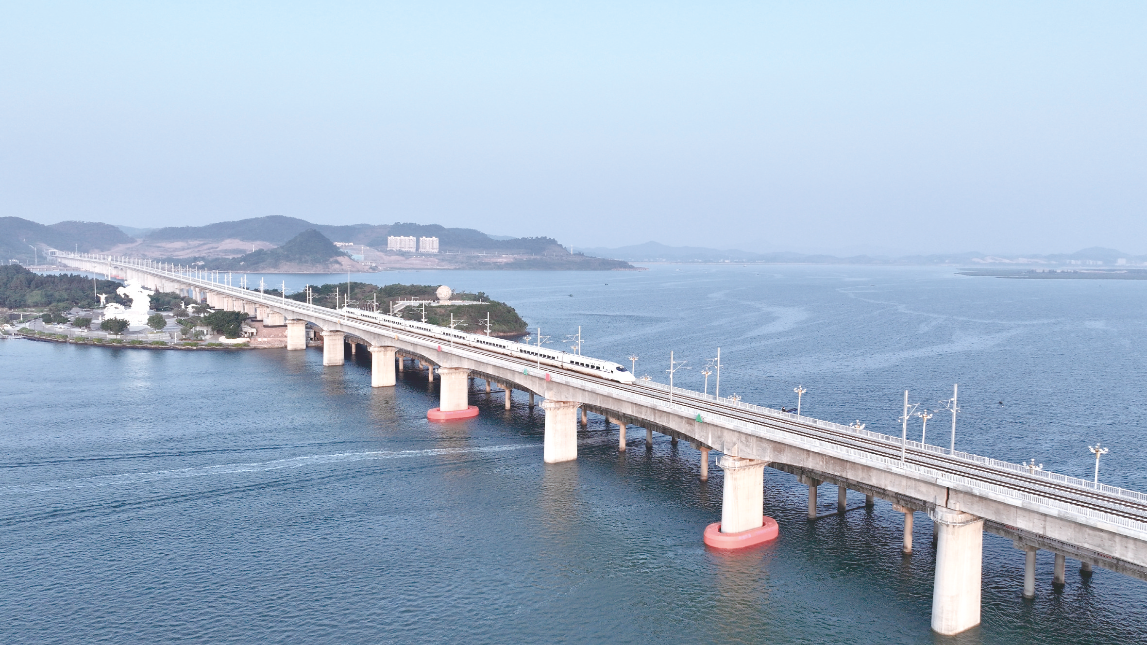 &nbsp;&nbsp;&nbsp;&nbsp;试运行列车在防东铁路西湾跨海双线特大桥上