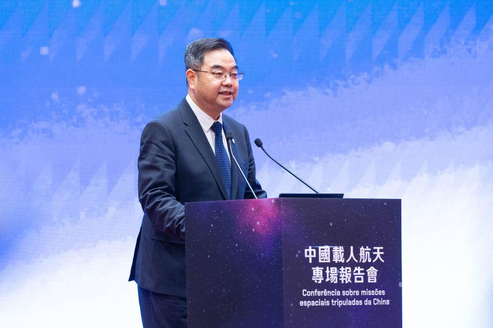 12月2日,空间站系统总设计师杨宏在报告会上发言.