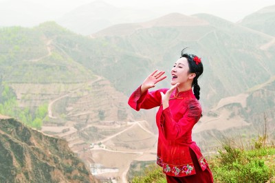 想说的一切,都在信天游里——"背靠着黄河面对着天,陕北的山来山套着