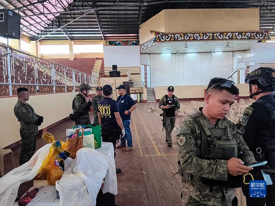 12月3日,在菲律宾南拉瑙省马拉维市棉兰老岛国立大学,警方人员与