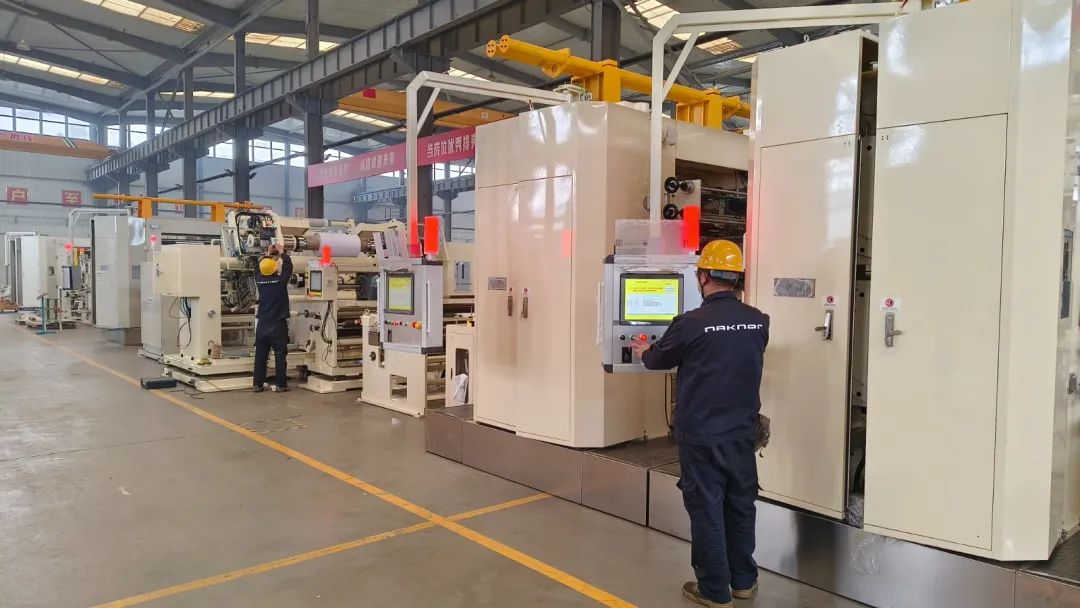 邢台纳科诺尔精轧科技股份有限公司车间内,工人在调试设备.籍明泉摄