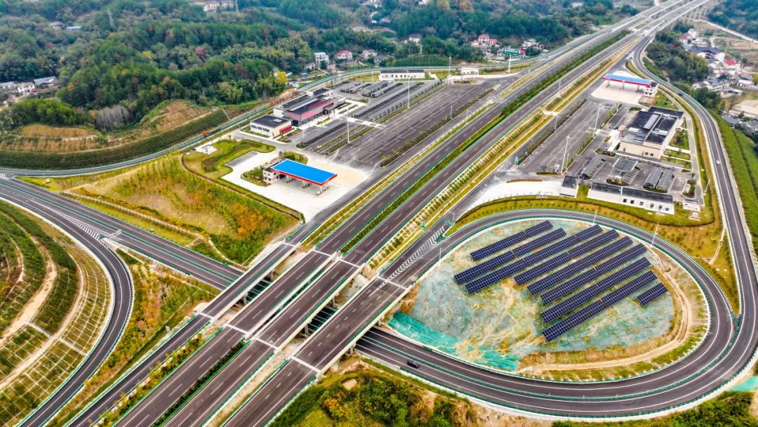 在岳西县境内无岳高速公路温泉服务区拍摄的分布式光伏发电站.