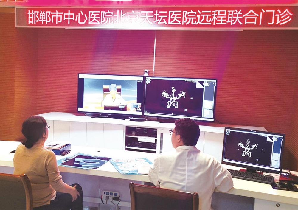 10月25日,在邯郸市中心医院远程会诊中心,神经内二科主任霍会永与北京
