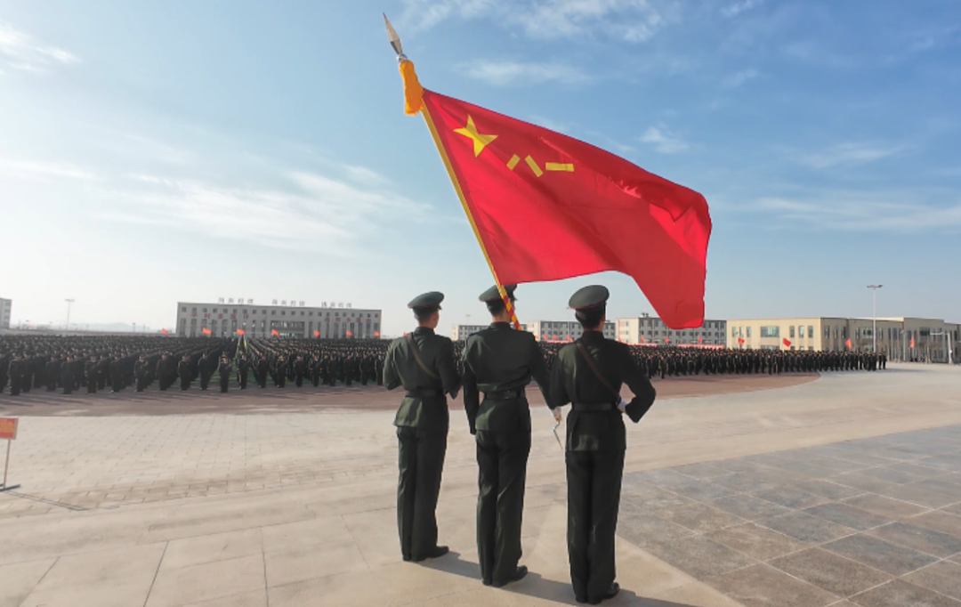 场面震撼!数千名新兵迎来军旅"成人礼"