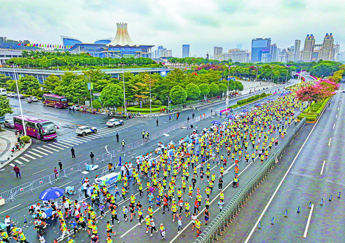 12月3日,来自全球各地约3万名跑者齐聚南宁,在享受跑步激情的同时