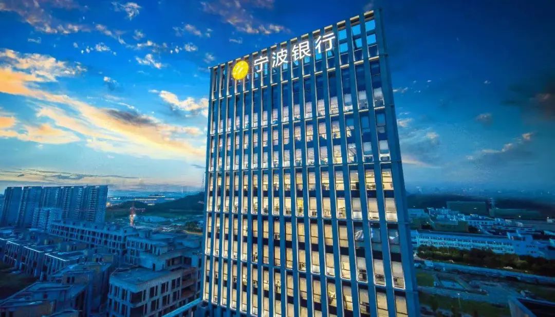 宁波银行:二十六载稳健经营 多元化盈利模式奔赴金融新时代|银行_新浪