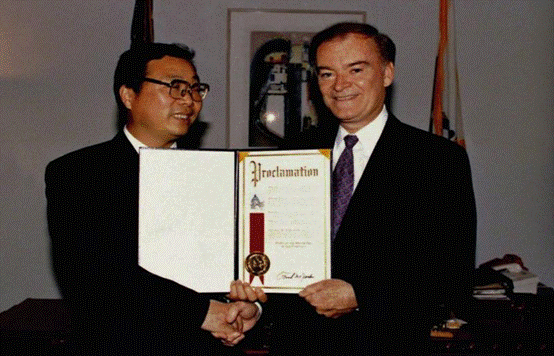 （1995年10月2日，美国旧金山市市长弗兰克•姆•佐敦给来辉武颁发“旧金山市来辉武教授日”证书）
