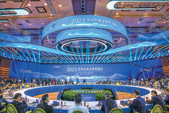 这是2023中国企业家博鳌论坛主论坛现场(12月4日摄).