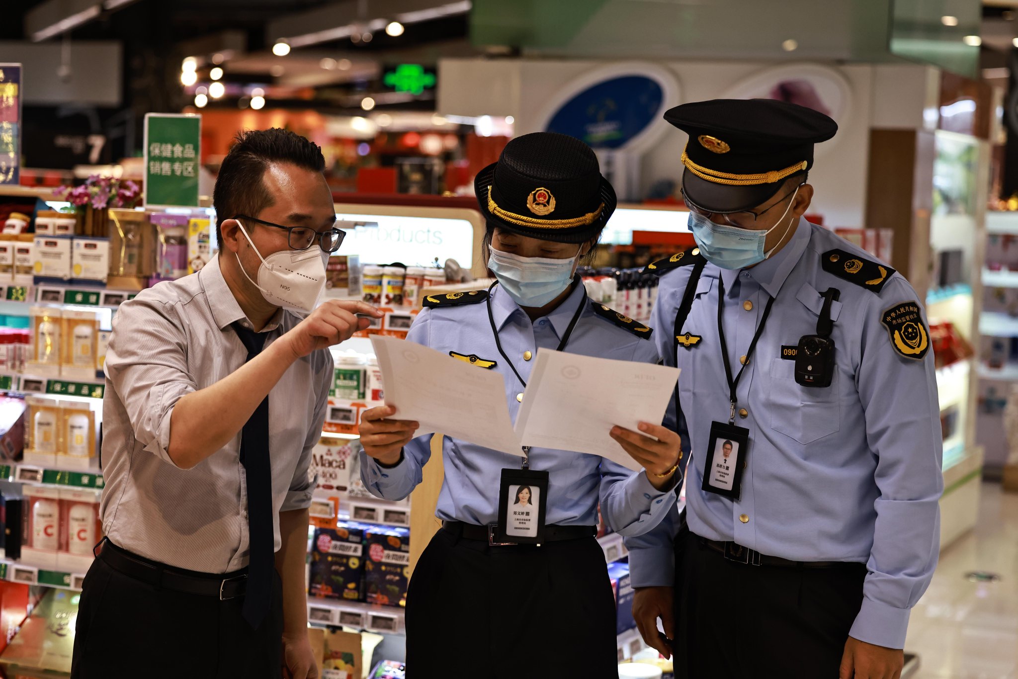 上海市市場監管執法人員查處食品非法添加相關案件.